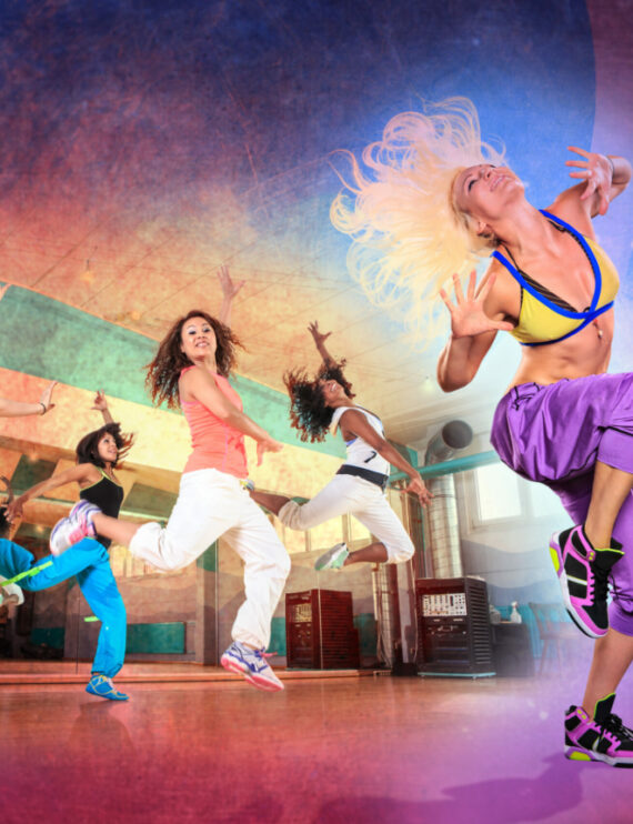 Eine Gruppe von Zumba-Tänzerinnen in einem bunten Bild, die synchron eine mitreißende Tanzbewegung ausführen. Die dynamische Energie und die farbenfrohe Atmosphäre spiegeln die Freude und den Spaß am Zumba-Training wider.
