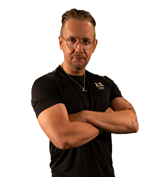Normen, ein erfahrener Trainer im Enygym Lünen, mit fokussiertem Blick und professionellem Auftreten.