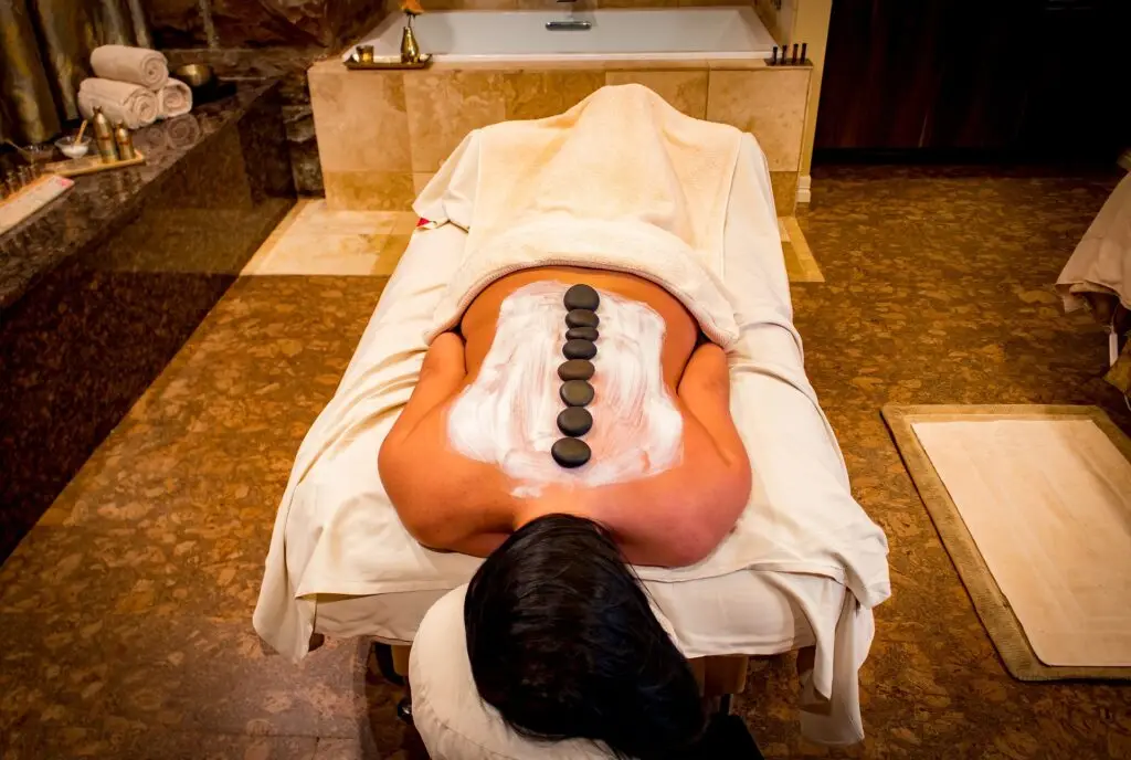 auf diesem bild Sieht man eine Klassische Hotstone massage wie wir sie im Fitnesstudio in Lünen anwenden und durch welche wir ein Massage erlebnis der extra Klasse schaffen.