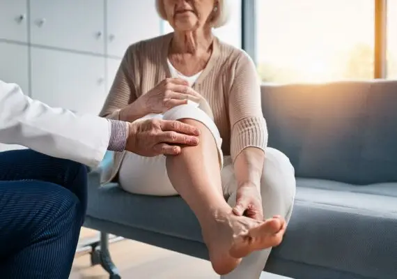 Hier sieht man eine Patientin die sich auch Rheuma untersuchen lässt und von ihrem Rheumatologen befragt wird. Das bild dient bei was hilft gegen Rheuma als Bsp.