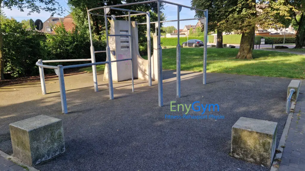 Hier sieht man die Calisthenics Trainings möglichkeiten in Lünen Süd auf dem Abendteuerspielplatz an der Hoffmannstraße Oberbecker Spielplatz